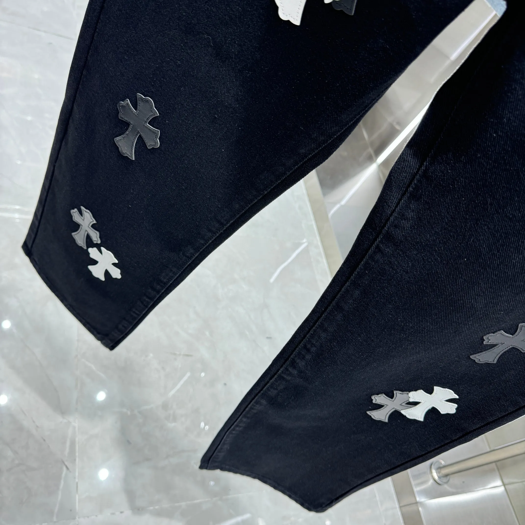 🅿️270 Crow Heart Cross Logo + Printed Logo Jeans 2025 latest product, original goods, washed casual jeans, imported original washed stretch fabric, comfortable and elastic, original hardware accessories decorated with logo, super correct version, extremely high grade, counter quality, fashionable and stylish upper body. The printing uses imported foam printing, customized buttons, YKK zippers. The complete set of accessories is customized by molding. Color: Black Size: S-XXL 28 30 32 34 36 code